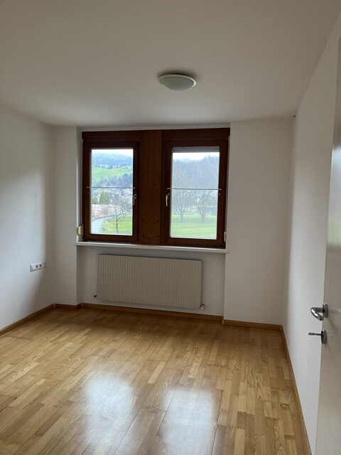 sehr gepflegte  helle  3-Zimmerwohnung im 2. OG mit Lift und  kl. Balkon, Tiefgarage, Keller und Fahrradabstellraum in zentraler Lage