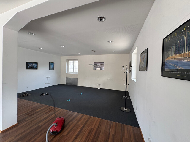 Gewerbliches Büro-/Geschäftslokal mit 2 Parkplätzen und Kellerraum zur Miete