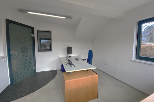 Helle Büroräumlichkeiten mit eigenem Eingangsbereich auf 3 Etagen