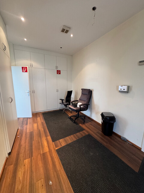 Gewerbliches Büro-/Geschäftslokal mit 2 Parkplätzen und Kellerraum zur Miete