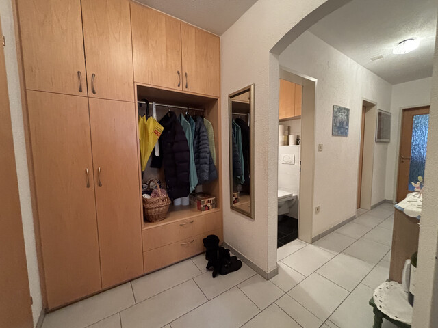 "ohne Provision" gemütliche, teilmöblierte 2,5 Zimmer Wohnung mit verglastem Balkon