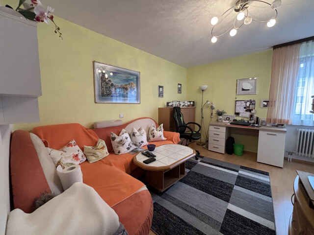 "ohne Provision" gemütliche, teilmöblierte 2,5 Zimmer Wohnung mit verglastem Balkon