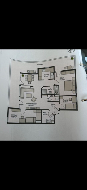 Renoviertes Dachgeschoss Wohnung mit Natursteinwände und Retrostilem Laminatboden, große Panoramaterasse mit atemberaubendem Bergaussicht. 