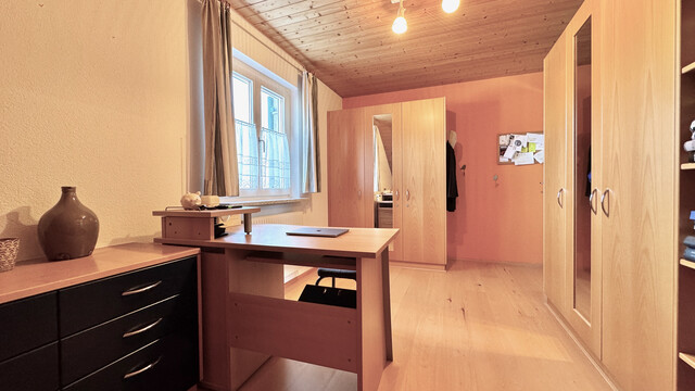 Große  helle 4 Zimmer Dachgeschosswohnung mit Aussicht, 2  Balkonen, Carport und viel Stauraum 