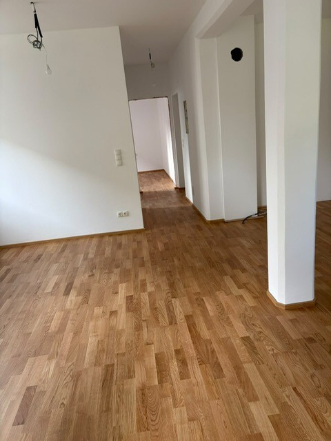 DREIZIMMERGARTENWOHNUNG mit Garage, 4 Stellplätzen, 16 m² Terrasse, 120 m² Garten und Abstellraum