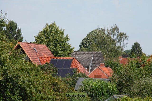 Einfamilienhaus mit Garagen und Nebengelass