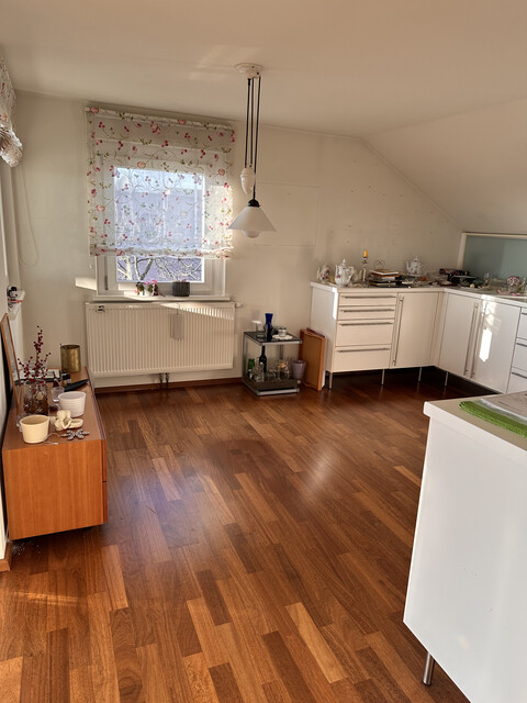 Altbau Dachgeschosswohnung mit Balkon, Garten, Stauraum &amp; Parkplatz!