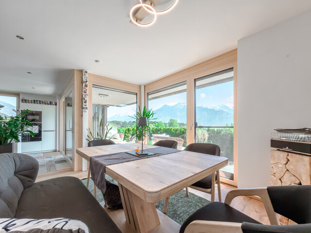 Moderne Doppelhaushälfte mit Keller und traumhafter Aussicht in Röns