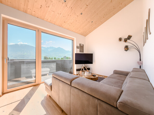 Moderne Doppelhaushälfte mit Keller und traumhafter Aussicht in Röns
