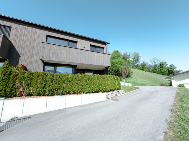 Moderne Doppelhaushälfte mit Keller und traumhafter Aussicht in Röns