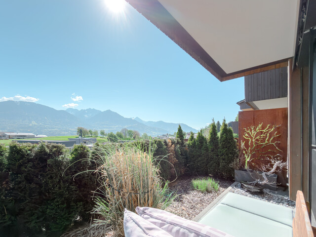 Moderne Doppelhaushälfte mit Keller und traumhafter Aussicht in Röns