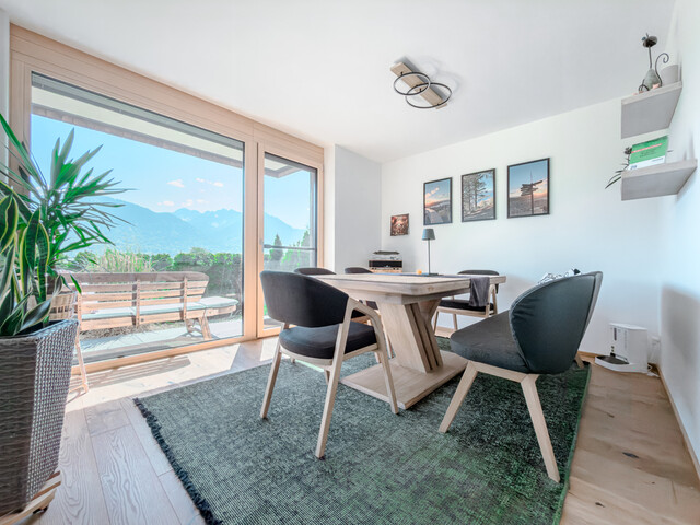 Moderne Doppelhaushälfte mit Keller und traumhafter Aussicht in Röns