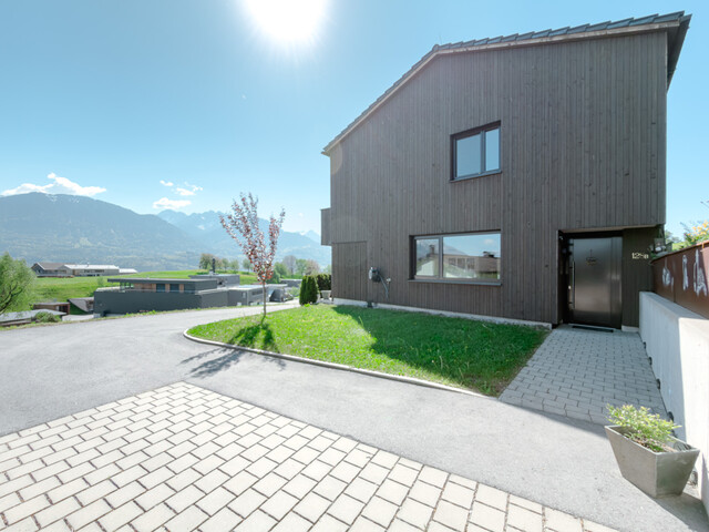 Moderne Doppelhaushälfte mit Keller und traumhafter Aussicht in Röns