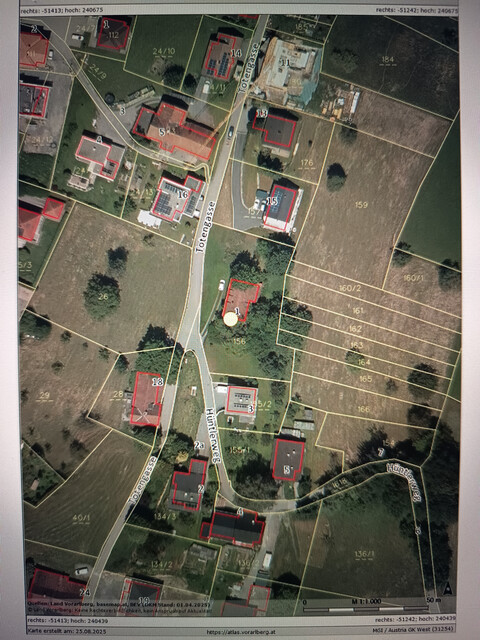 Sonniges Hang-Grundstück in 6837 Weiler – 1821 m², voll erschlossen, Altbestand abbruchfähig, Talblick