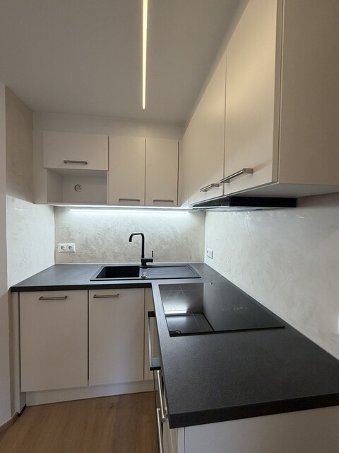 Neu sanierte Dachgeschosswohnung zur Miete in Top-Lage! 