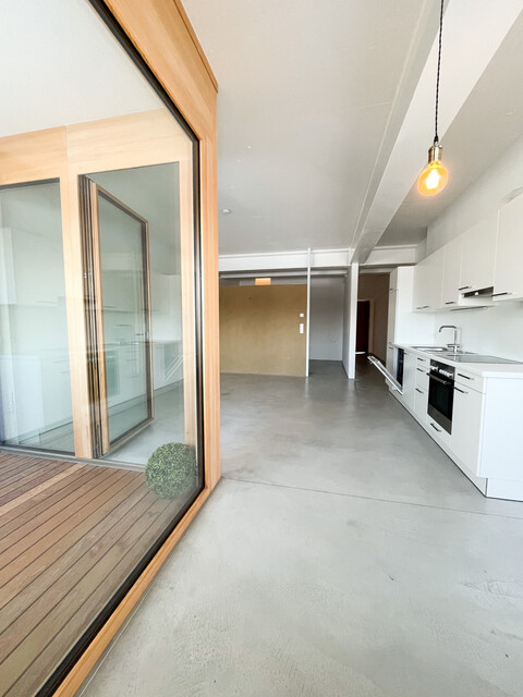 2-Zimmer Wohnung mit hohen Räumen und Loggia zu Vermieten