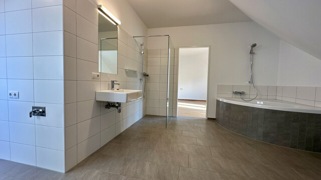 "ohne Provision" geräumige, moderne 4 Zimmer Terrassenwohnung über 2 Etagen