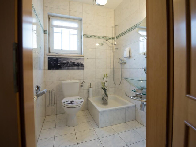 Modernes Einfamilienhaus provisionsfrei, mit Wintergarten, Whirlpool und großem Garten zentrumsnah in Sackgasse