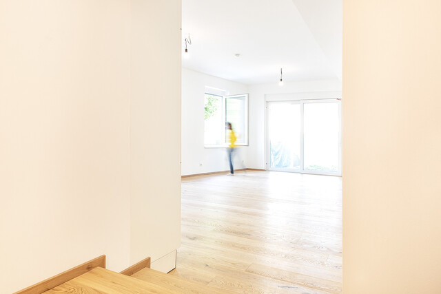 Luxuriöse 3 Zimmer Gartenwohnung in Stickerei Villa Raumhöhe 3m mit überdachter Terrasse und Privatgarten & Carport - Top Ausstattung!