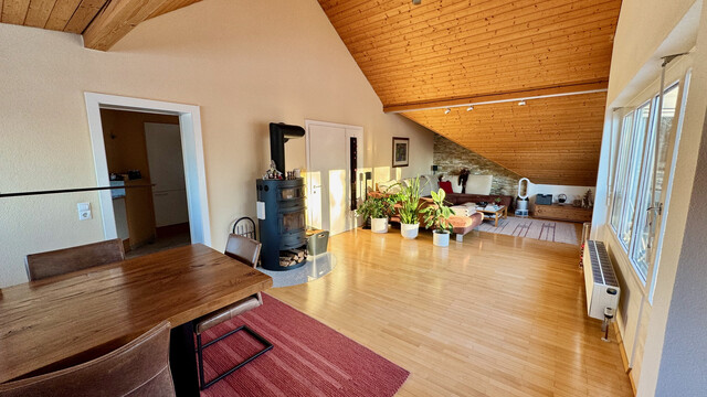 Große  helle 4 Zimmer Dachgeschosswohnung mit Aussicht, 2  Balkonen, Carport und viel Stauraum 