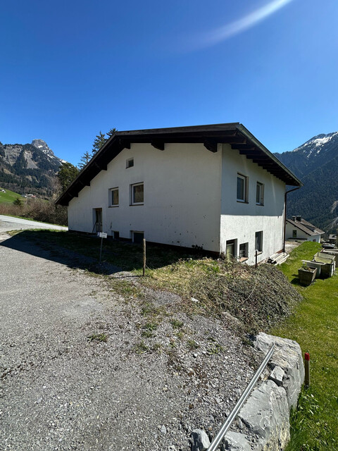 Renovierungsbedürftiges Mehrfamilienhaus zum Kauf in Top-Lage!