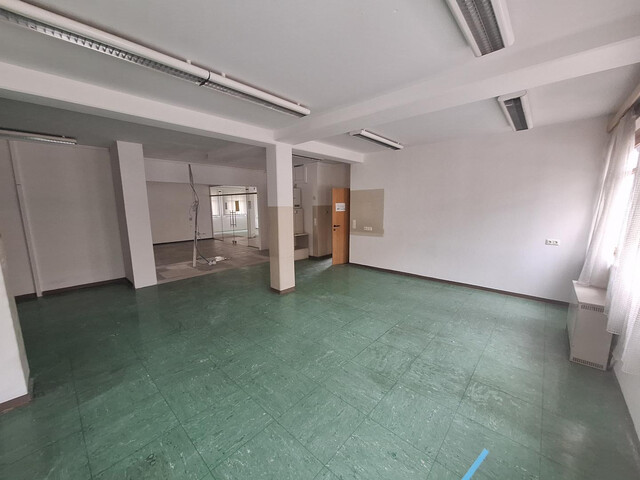 Geschäftsflächen im Erdgeschoss im Ortszentrum samt 3 Stellplätze im Freien