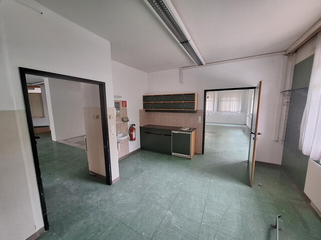 Geschäftsflächen im Erdgeschoss im Ortszentrum samt 3 Stellplätze im Freien