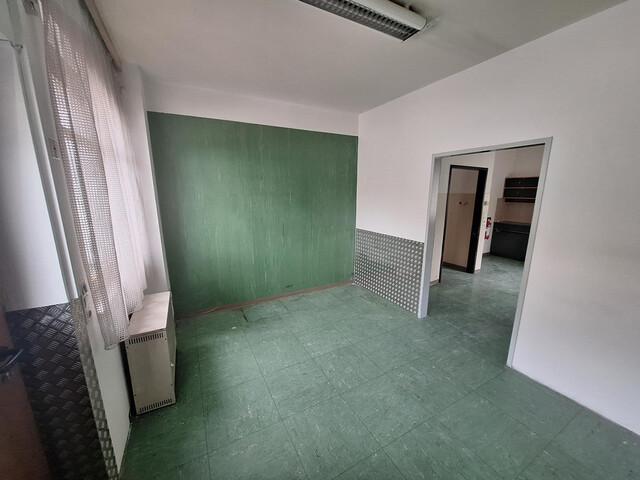 Geschäftsflächen im Erdgeschoss im Ortszentrum samt 3 Stellplätze im Freien