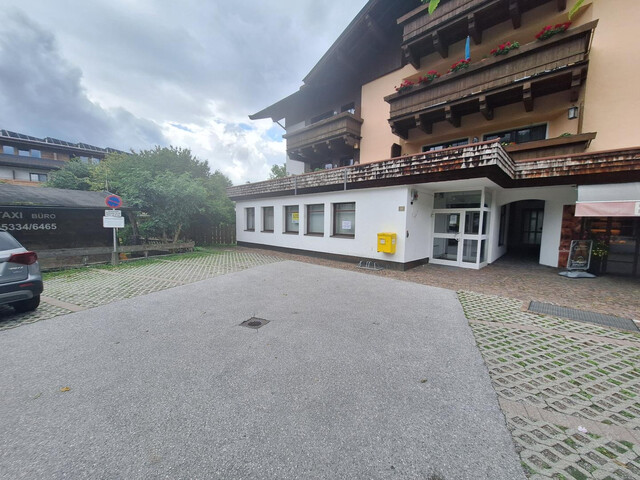 Geschäftsflächen im Erdgeschoss im Ortszentrum samt 3 Stellplätze im Freien