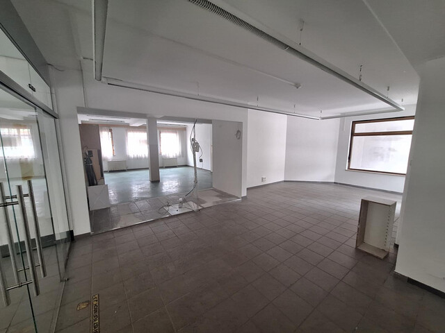 Geschäftsflächen im Erdgeschoss im Ortszentrum samt 3 Stellplätze im Freien