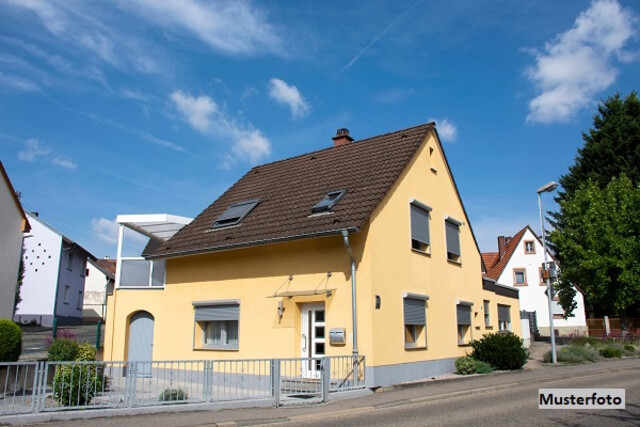 Einfamilienhaus mit Keller, Carport und vielseitigen Nebenflächen