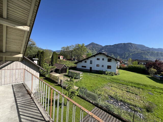 EINFAMILIENHAUS MIT VIEL GRÜNUMSCHWUNG