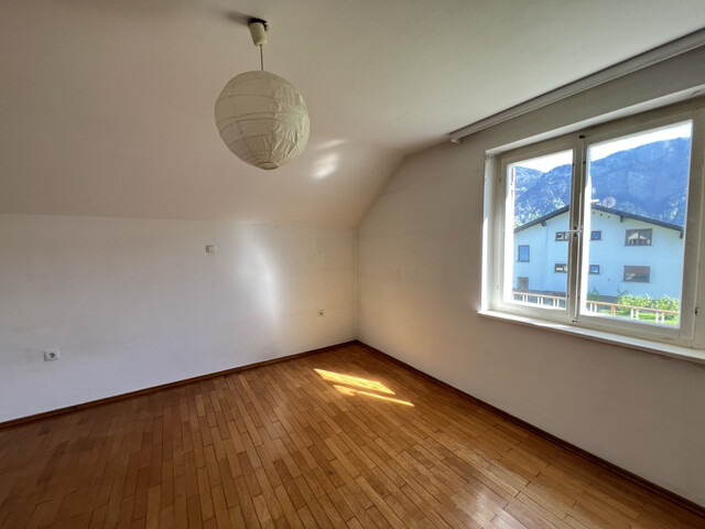 EINFAMILIENHAUS MIT VIEL GRÜNUMSCHWUNG