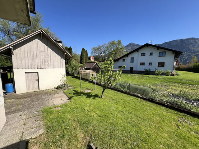 EINFAMILIENHAUS MIT VIEL GRÜNUMSCHWUNG