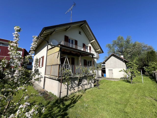 EINFAMILIENHAUS MIT VIEL GRÜNUMSCHWUNG