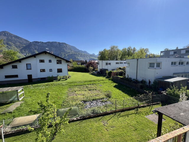 EINFAMILIENHAUS MIT VIEL GRÜNUMSCHWUNG