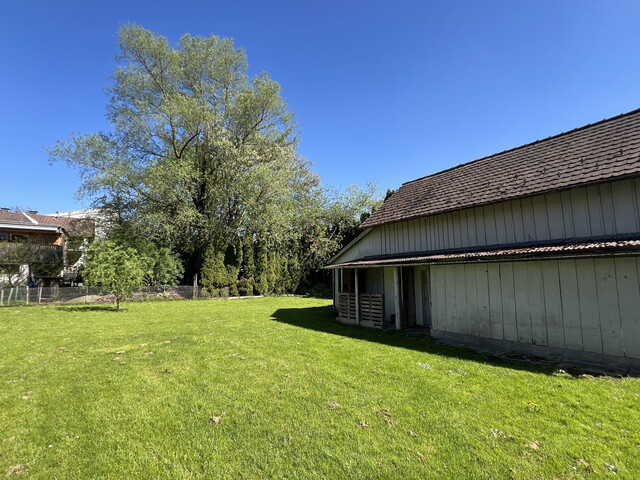 EINFAMILIENHAUS MIT VIEL GRÜNUMSCHWUNG