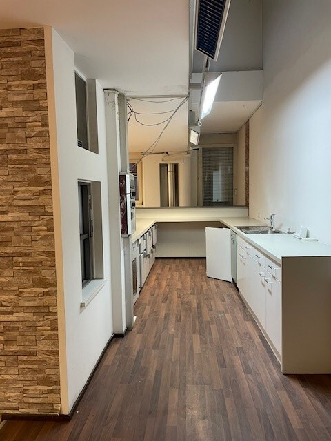 Vielseitiges Betriebsobjekt in der Arlbergstraße zu vermieten!