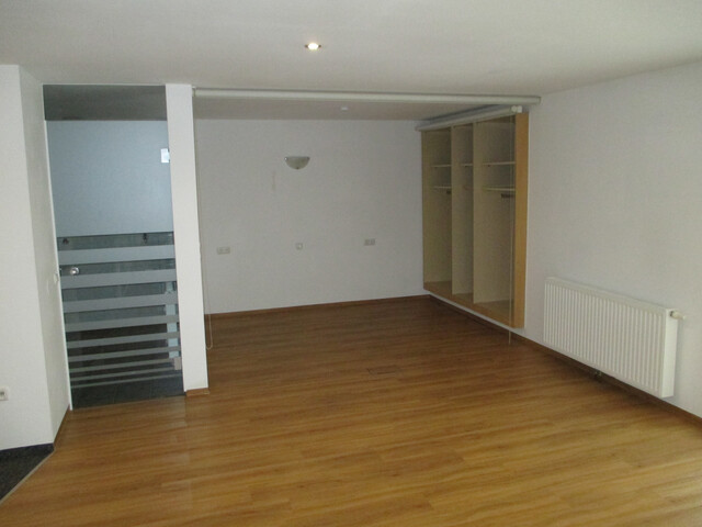 Helle, gemütliche sowie praktische Singlewohnung (Paar) ebenerdig. Abstellraum angrenzend sowie PKW-Abstellplatz vor der Wohnung. 