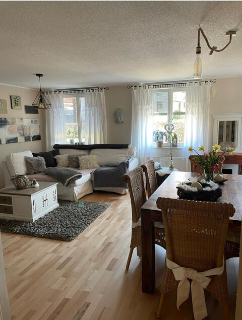 Helle 3-Zimmer-Wohnung im Zentrum von Hörbranz📍 Lage: Zentral gelegen – alle öffentlichen Einrichtungen (Gemeindeamt, Schule, Bank, Post, Bushaltestelle) sind innerhalb von 2 Minuten zu Fuß erreichbar.