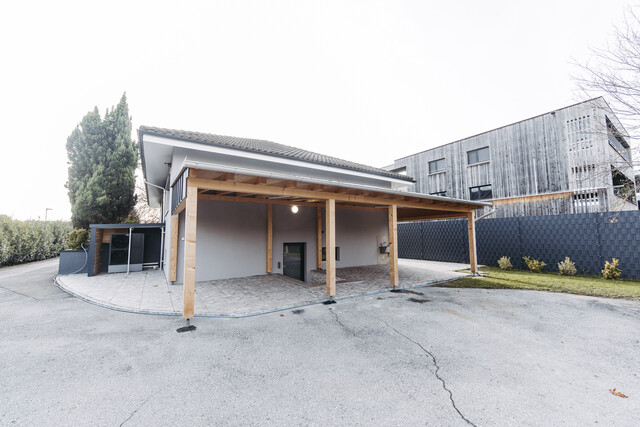 Bungalow mit Garagengebäude 