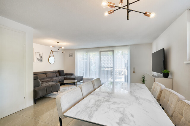 Familienglück in modernem Zuhause