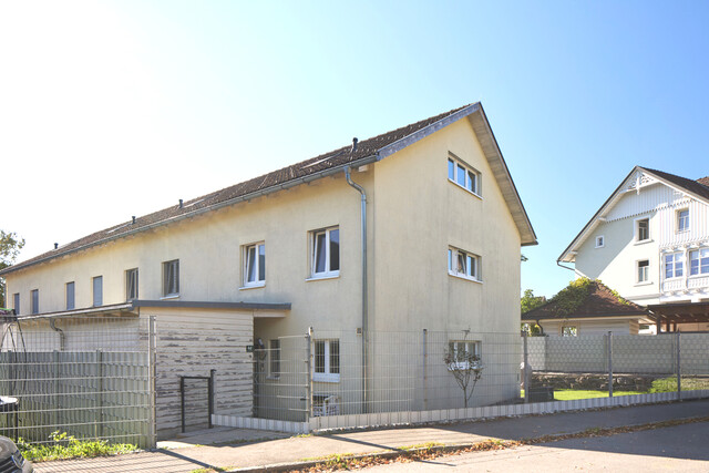 Familienglück in modernem Zuhause