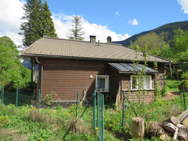 Idyllisches Wohnhaus  mit  Teich und großem  Garten (provisionsfrei)!