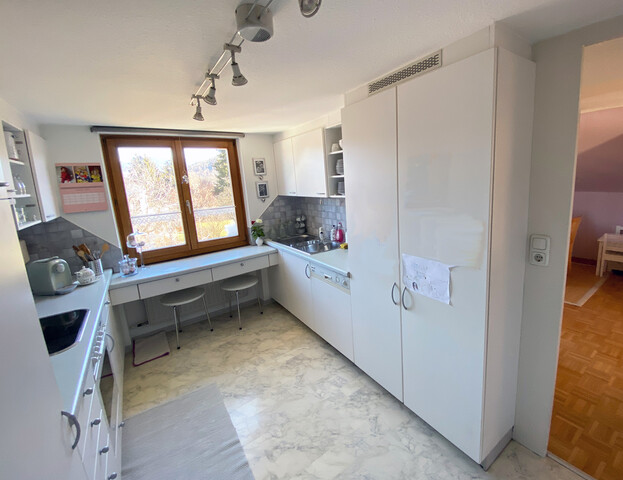 Dachgeschoßwohnung mit 3 Zimmern, Parkplatz, Keller und Fahrradabstellraum