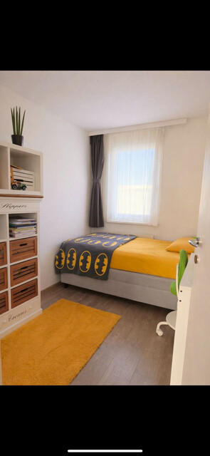 Renoviertes Dachgeschoss Wohnung mit Natursteinwände und Retrostilem Laminatboden, große Panoramaterasse mit atemberaubendem Bergaussicht. 