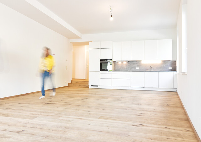 Luxuriöse 3 Zimmer Gartenwohnung in Stickerei Villa Raumhöhe 3m mit überdachter Terrasse und Privatgarten & Carport - Top Ausstattung!