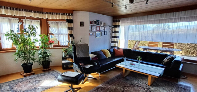 Charmantes Einfamilienhaus mit sehr gepflegter Ausstattung und grossem Garten zu verkaufen!