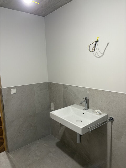 Neubau: Modernes möbliertes Appartement in zentraler Lage