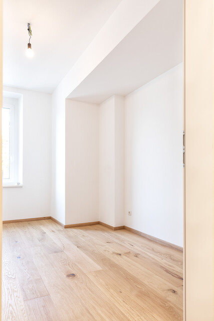 Luxuriöse 3 Zimmer Gartenwohnung in Stickerei Villa Raumhöhe 3m mit überdachter Terrasse und Privatgarten & Carport - Top Ausstattung!